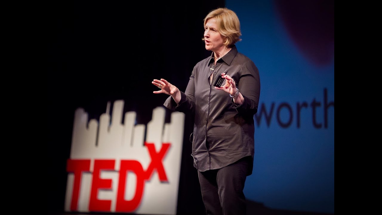 Brené Brown op het TEDx-podium tijdens The Power of Vulnerability