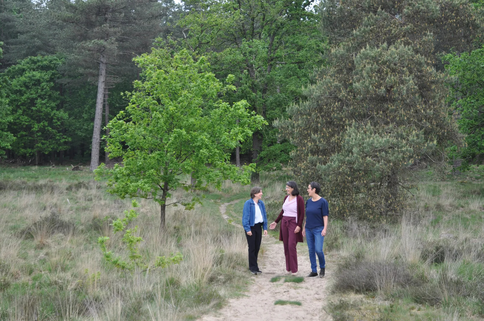 Dorothée, Margot en Annemarie wandelend bij Het Eigentijdserf