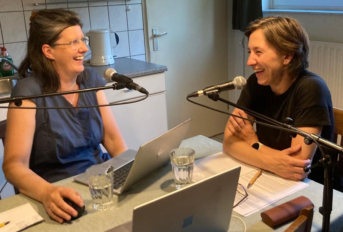 Annemarie Heldens en Margot van den Berg tijdens de opname van de Domaan-podcast